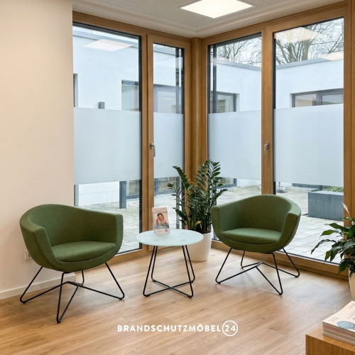Preview: Beistelltisch nicht brennbar Kalmar mit Sessel Samso (B1 schwer entflammbar) im Wartezimmer einer Arztpraxis