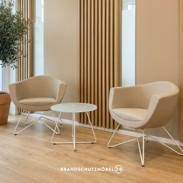 Beige Sessel Samso (b1 schwer entflammbar) im Wartezimmer einer Praxis mit nicht brennbarem Beistelltisch Kalmar