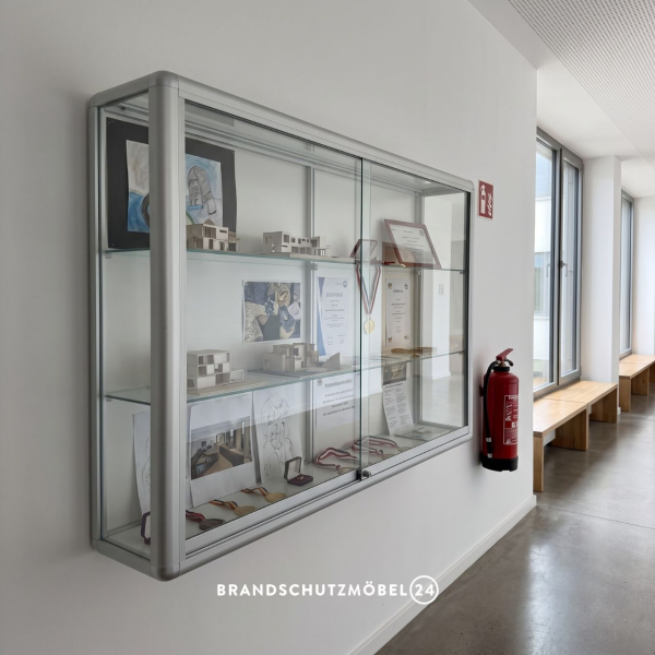 Wandvitrine schwer entflammbar B1 Brandschutzklasse - Ideal für Schulen, Universitäten, Bibliotheken und öffentliche Einrichtungen